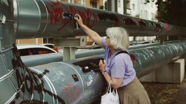 Amazonen einer Grossstadt film trailer button