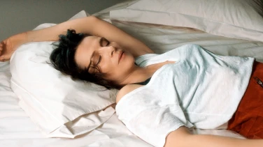 Un Beau soleil interieur film trailer button