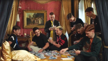 La paranza dei bambini film trailer button