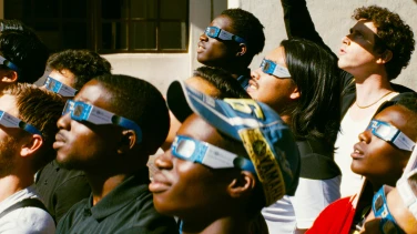 Gagarine film trailer button