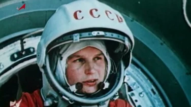 Parallel Lives film trailer button