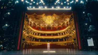 Becoming Giulia film trailer button