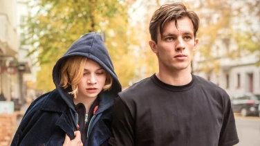 Je Suis Karl film trailer button