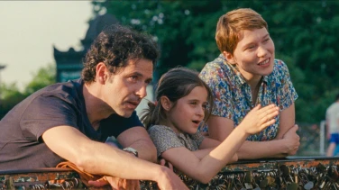 Un beau matin film trailer button