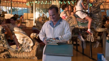 Wonder Wheel film trailer button