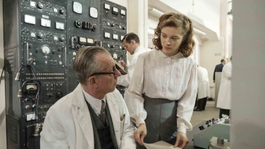 Red Joan film trailer button