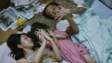 Shoplifters film trailer button