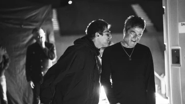 Oasis: Don't Look Back in Anger film trailer button