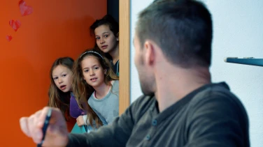 Bratsch - Ein Dorf macht Schule film trailer button