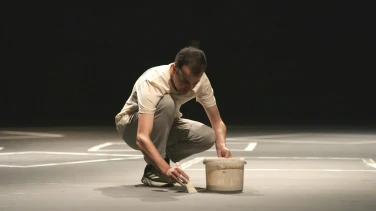 Qui vit encore (Who Is Still Alive) film trailer button