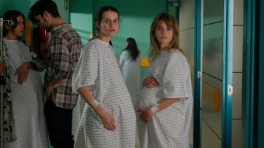 Madres paralelas film trailer button