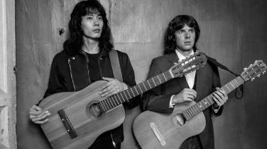 Leto film trailer button